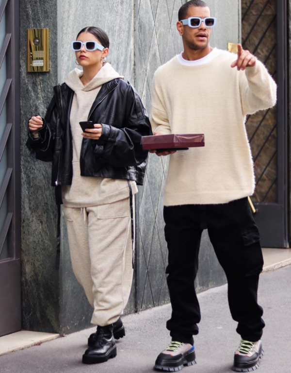 Baju dengan model oversized untuk tampilan streetwear